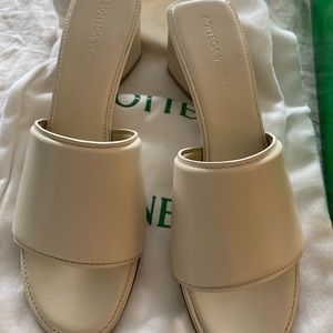 Bottega Veneta band mule sandal in sea salt size 36